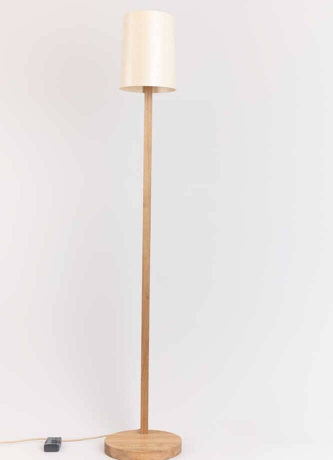 Stehlampe 1411 aus Eiche Lampenschirm zylindrisch aus Holz frontal von ALMUT von Wildheim