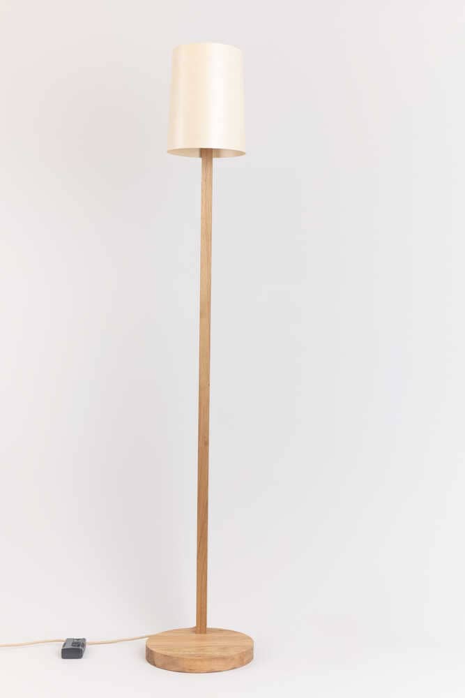 Stehlampe 1411 aus Eiche Lampenschirm zylindrisch aus Holz frontal von ALMUT von Wildheim