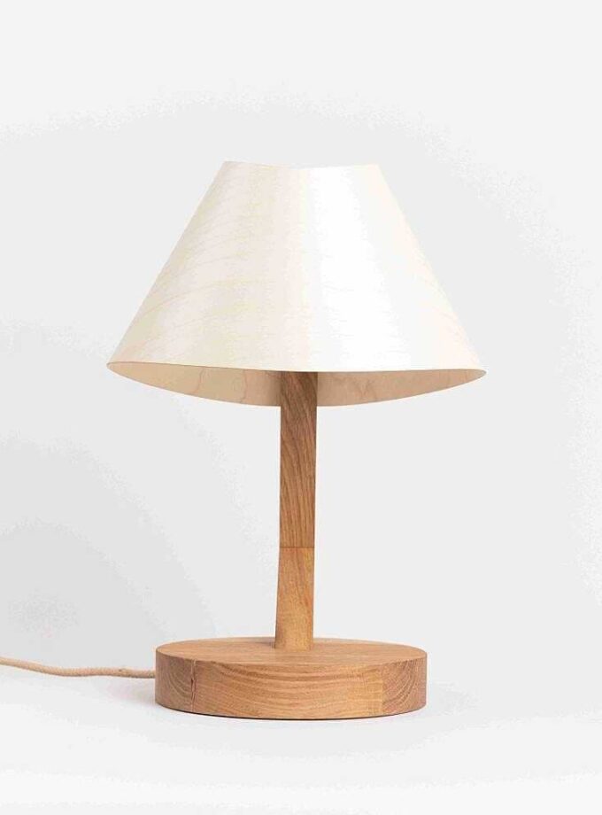 Tischlampe 1411 aus Eiche Lampenschirm aus Holz konisch frontal ALMUT von Wildheim