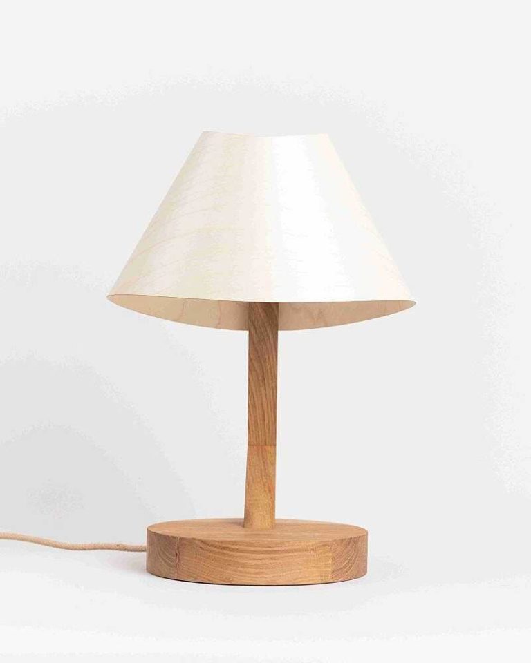 Table lamp 1411 in oak Wooden lampshade conical frontal ALMUT von Wildheim