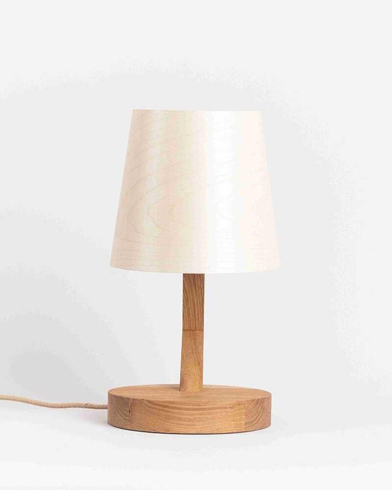 Table lamp 1411 in oak Wooden lampshade cylindrical frontal ALMUT von Wildheim