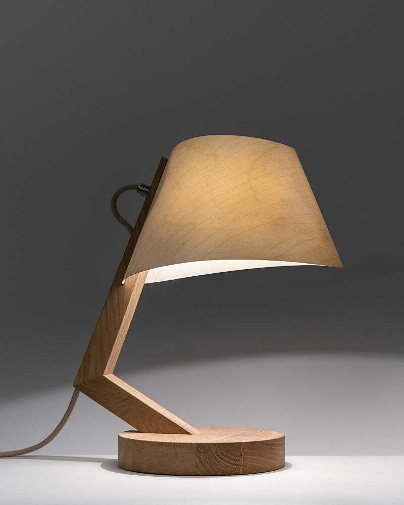 Lampe de table 1411 en chêne lumière à abat-jour en bois conique ALMUT von Wildheim
