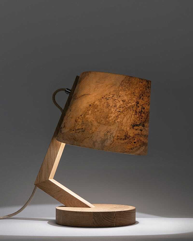 Lampada da tavolo 1411 rovere luce su paralume in pietra cilindrica ALMUT von Wildheim