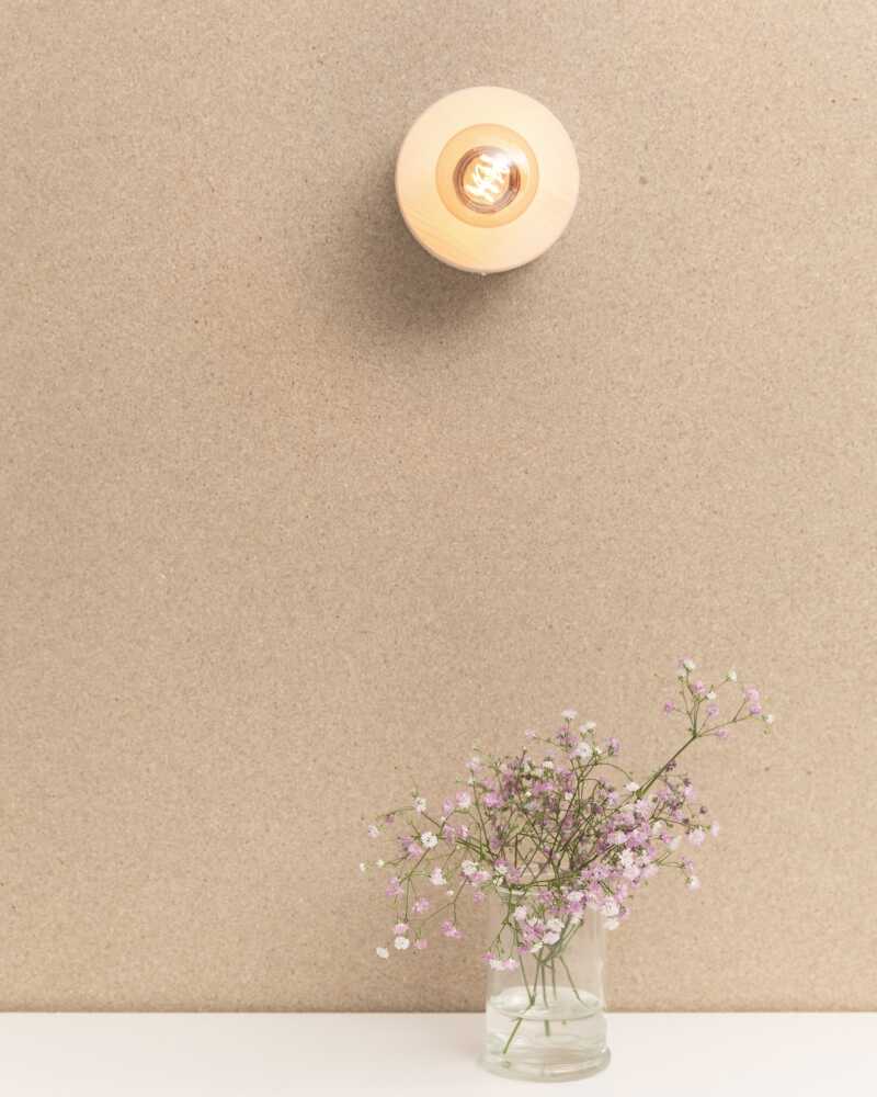 Lampada da parete 0239 pino cembro con fiori Lampada in legno di ALMUT von Wildheim