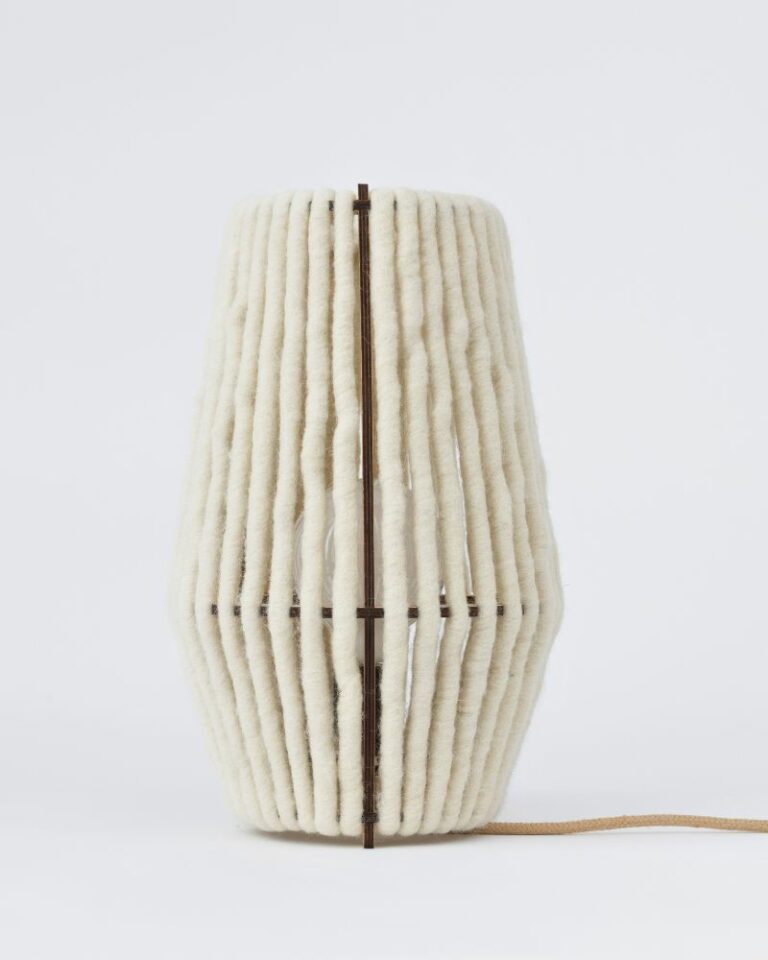 Handgemachte Tischlampe aus Wolle und Holz von ALMUT.