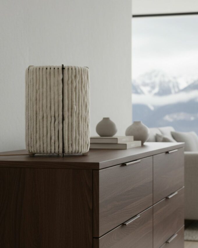 Tischleuchte aus Wolle Zylinder Tiroler Bergschaf Almut von Wildheim