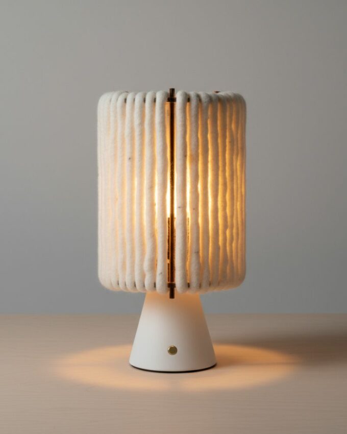 kabellose Tischleuchte aus Holz und Lampenschirm aus Wolle Licht an