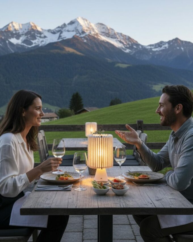 kabellose Tischleuchte aus Holz und Lampenschirm aus Wolle Tirol dimmbar