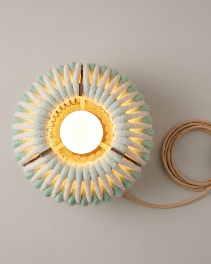 6020 Tischlampe aus Wolle Desginleuchte stylisch